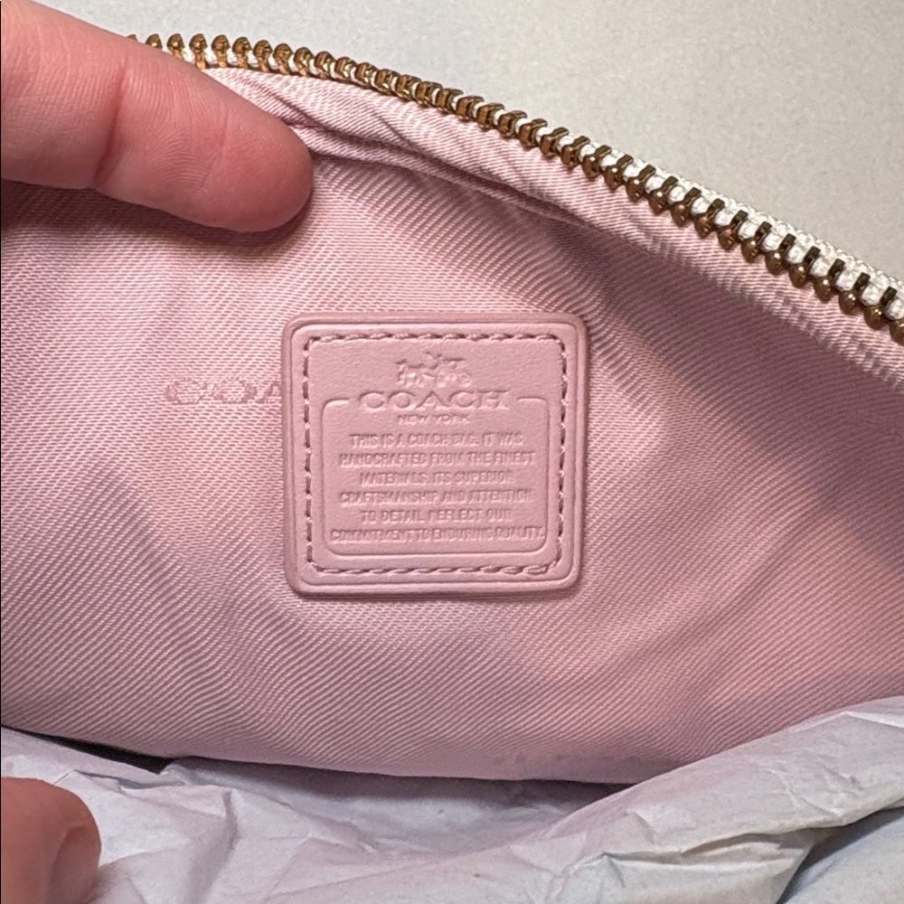 NWT coach crossbody clutch in Daisy field print with pebbled leather - Picture 7 of 9